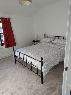 2 makuuhuonetta, työpöytä, silitysrauta/-lauta, vauvan matkasänky