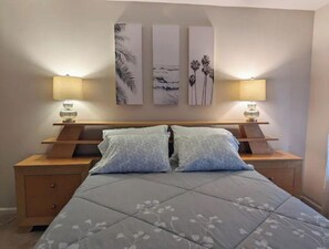 3 habitaciones, escritorio y tabla de planchar con plancha