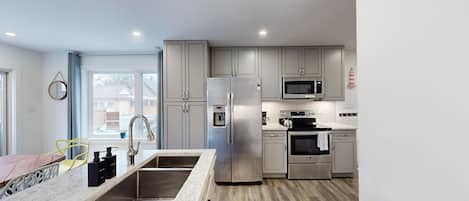 Køleskab, mikrobølgeovn, ovn, kogeplade