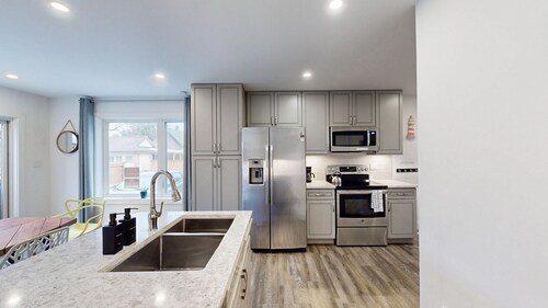 Rooftop patio Hot Tub/ 2 BBQ/ firepit/Full Games room/7 Beds/5 floors