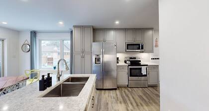 Rooftop patio Hot Tub/ 2 BBQ/ firepit/Full Games room/7 Beds/5 floors