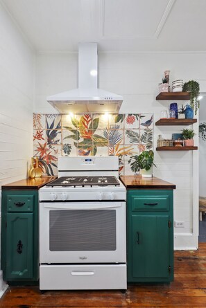 Private kitchen - 102 year old Fully Renovated Cabbagetown Home - Steps to Beltline (Atlanta)