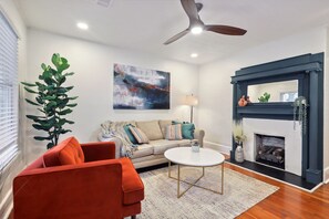 Living area - 102 year old Fully Renovated Cabbagetown Home - Steps to Beltline (Atlanta)
