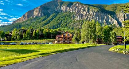Mountain-view condo with hot tub - drive minutes to slopes & trails