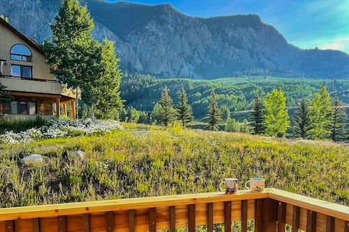 Mountain-view condo with hot tub - drive minutes to slopes & trails