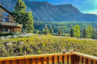 Mountain-view condo with hot tub - drive minutes to slopes & trails