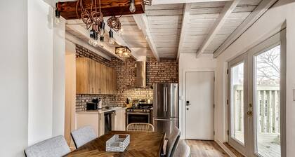 Stunning 5BDR-5BTH Duplex w/Outdoor Space Sleeps16