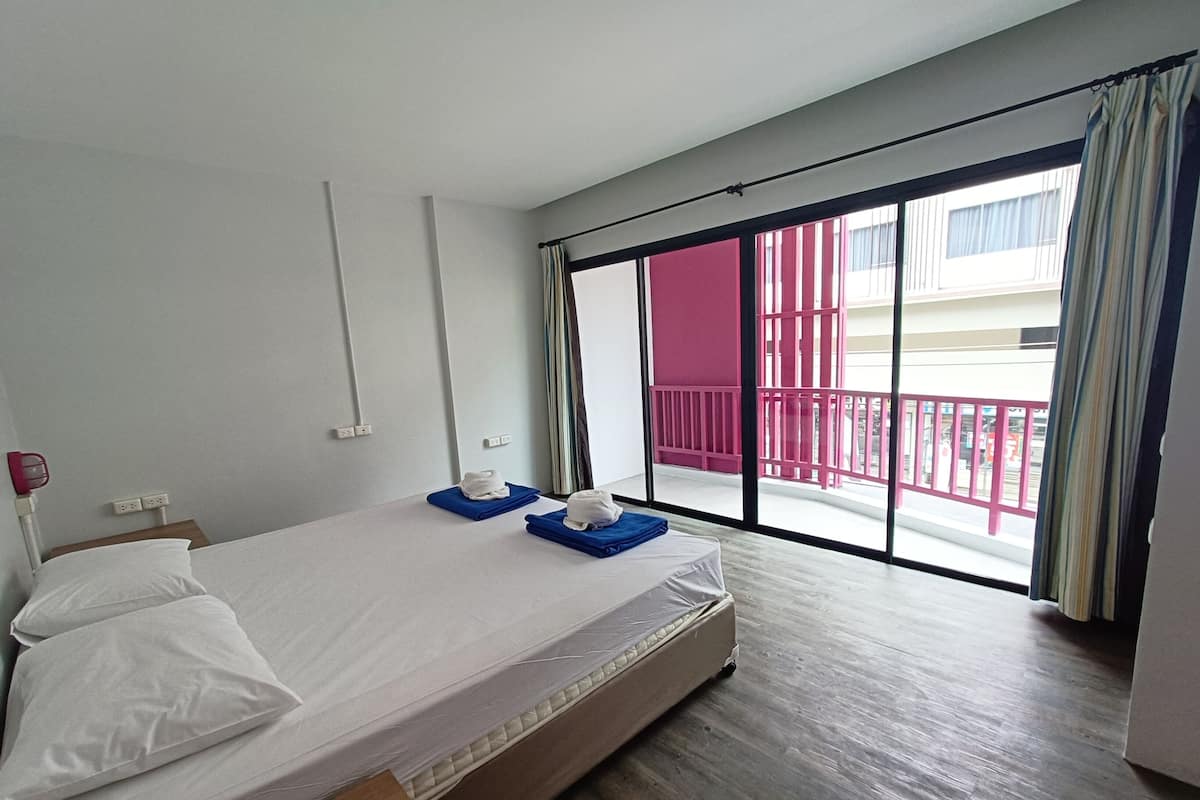 Double Room, 1 King Bed, Non Smoking, Private Bathroom | Bed sheets