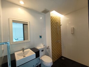 Double Room, 1 King Bed, Non Smoking, Private Bathroom | Bathroom | Shower, bidet, towels, shampoo - Slumber Party Surf Kata Phuket (Karon)