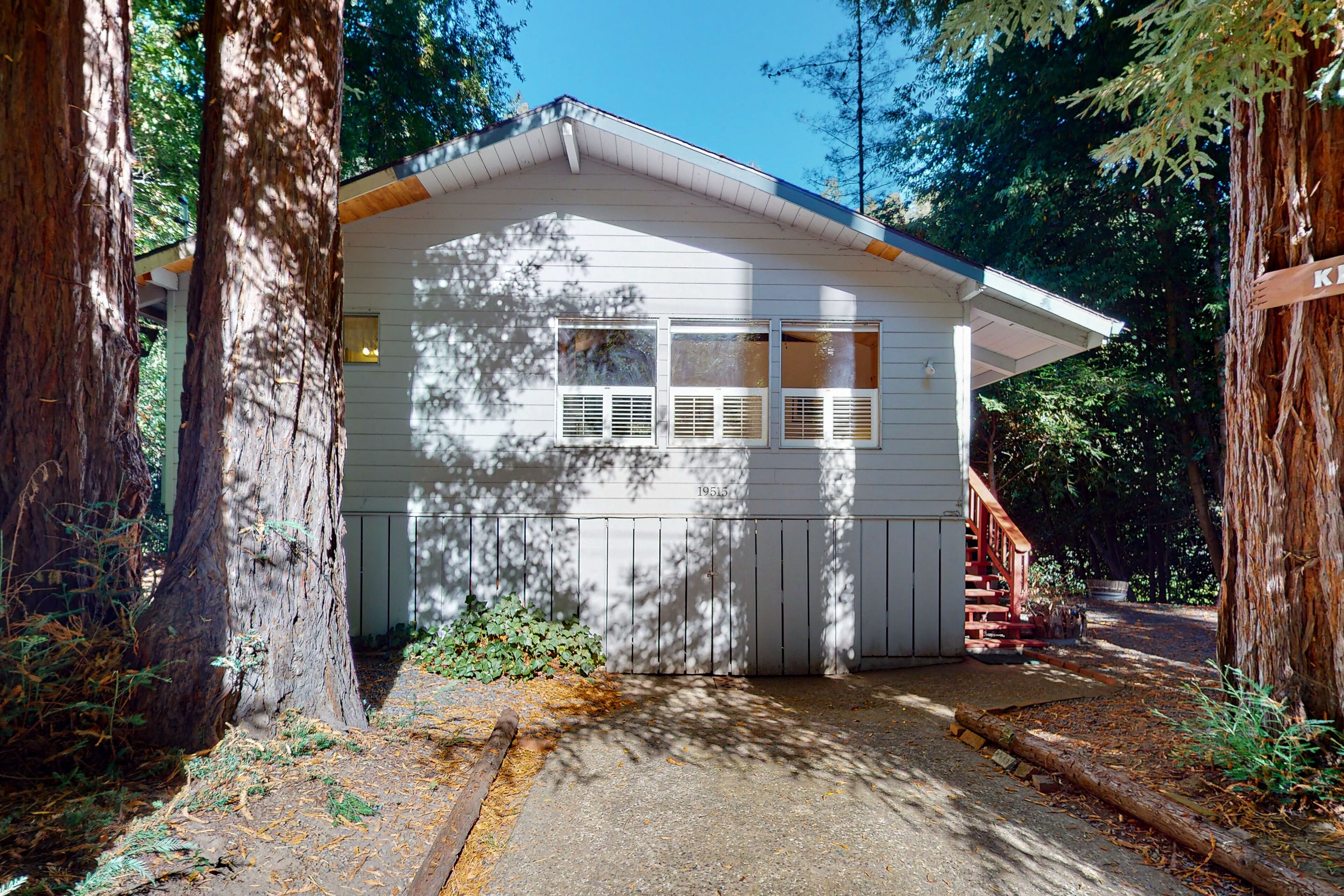 Riverfront cottage with water views, deck, washer/dryer - golf nearby