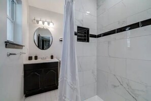 Kombinert dusj/badekar, hårføner, håndklær og såpe