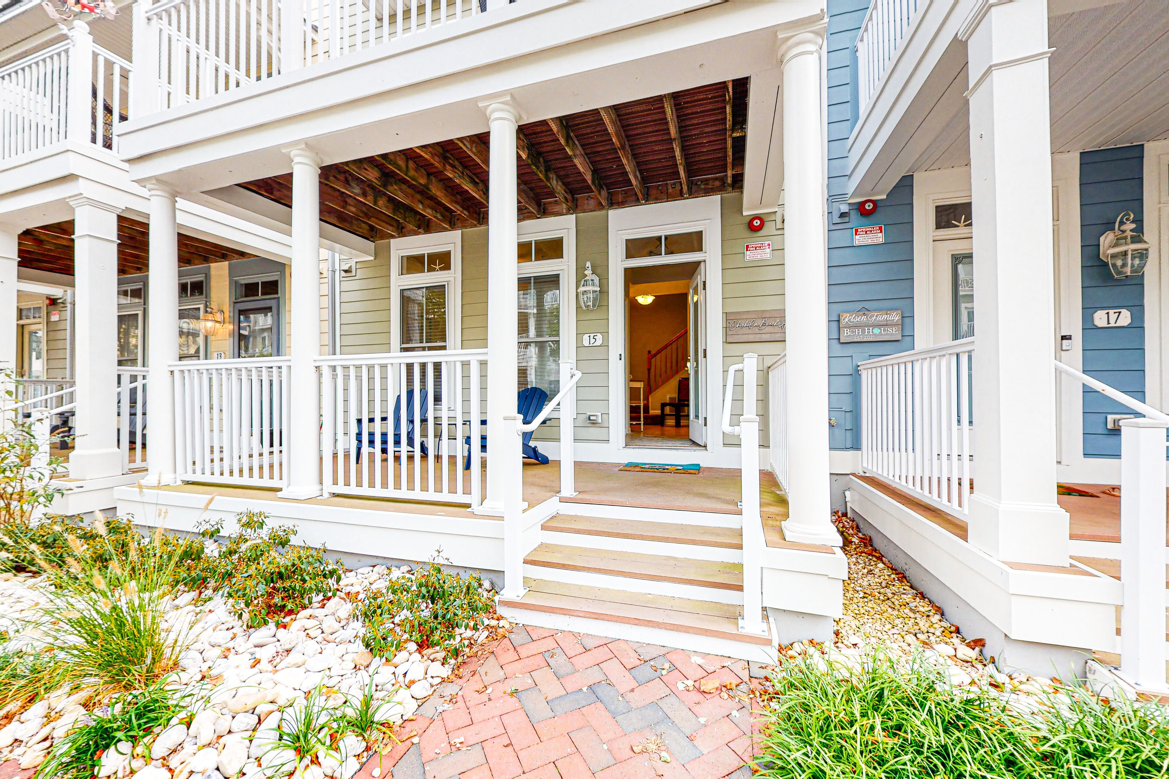 Sunset Island getaway with bay views, pools, pier, gym, & beach access