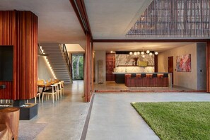 Dining - Coastal Urban Retreat 7 bed, 25m pool, pet (Mudgeeraba)