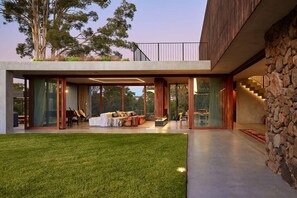 Terrace/patio - Coastal Urban Retreat 7 bed, 25m pool, pet (Mudgeeraba)