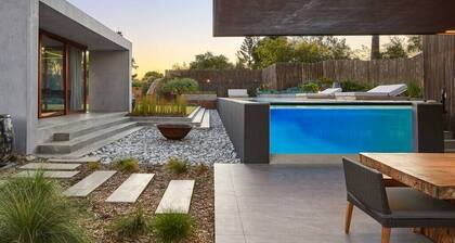 Coastal Urban Retreat 7 bed, 25m pool, pet