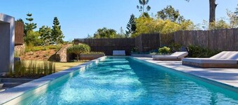 Coastal Urban Retreat 7 bed, 25m pool, pet