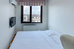 3 bedrooms, in-room safe, desk, iron/ironing board