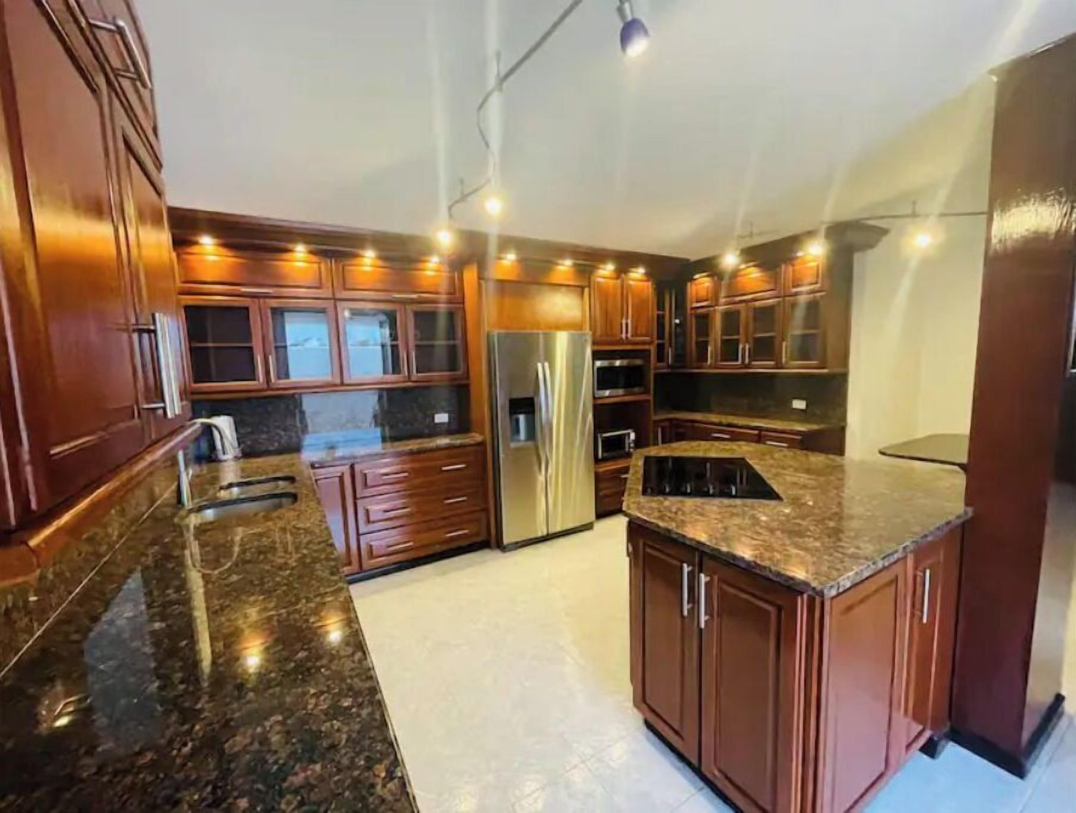 Refrigerador, microondas, parrilla de estufa y cafetera y tetera 