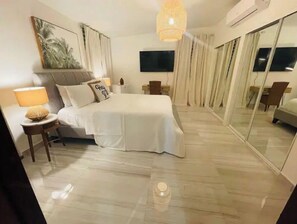 3 habitaciones, escritorio y tabla de planchar con plancha 