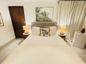 3 habitaciones, escritorio y tabla de planchar con plancha