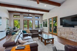 Smart-TV, peis, videospill og bordtennis