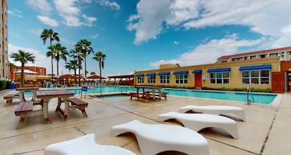 Snowbird-friendly, 2nd-floor condo with pool, hot tub & bay view - walk to beach