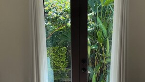 Ein Zimmer mit einer Schiebetür und Zugang zu einem Garten.