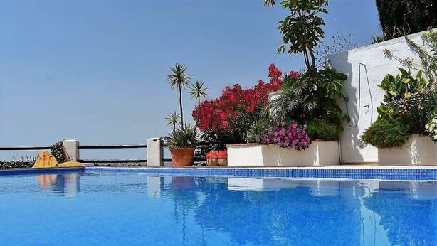 A clear blue swimming pool with potted plants and a white wall in the background. - Amazing villa, superb views, close to village, private pool (Canillas de Aceituno)