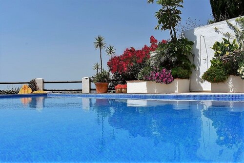 Amazing villa, superb views, close to village, private pool