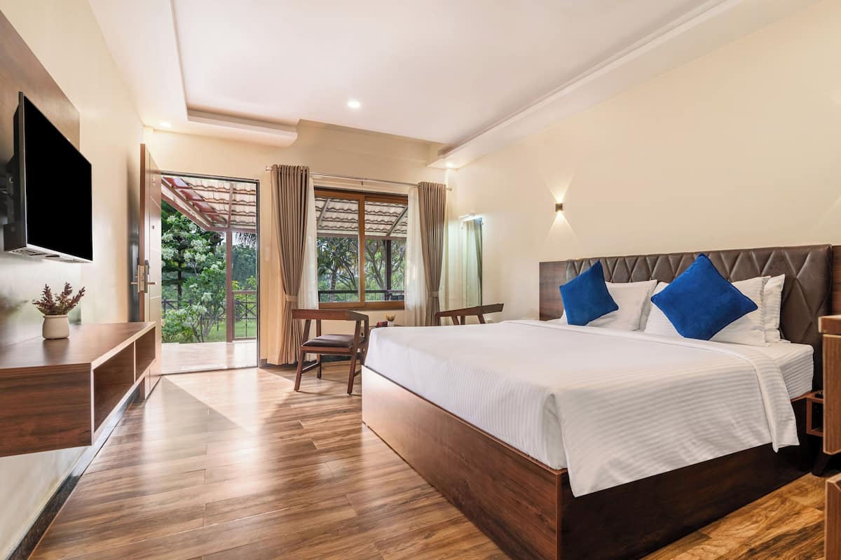 Premier Room with Sit out | Egyptian cotton sheets, premium bedding, memory foam beds, minibar