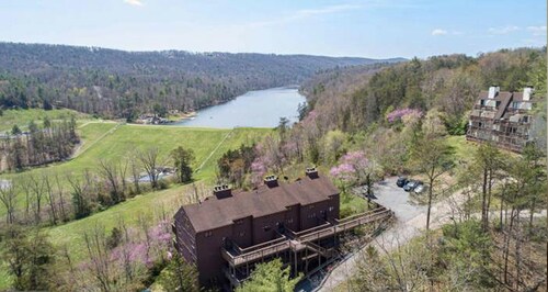 2 Bedroom Condo - Snow Tubing, Ski!