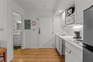 Frigorifero, microonde, piano cottura, macchina per tè/caffè