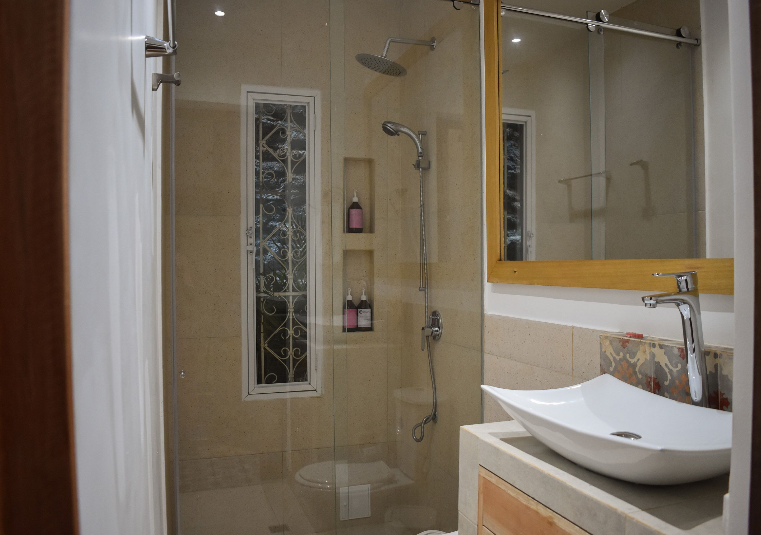 Standaard kamer | Badkamer | Een douche, een regendouche, handdoeken