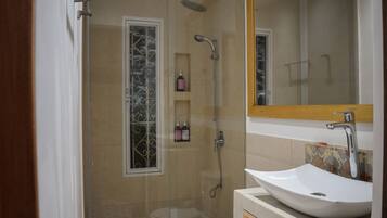 Standaard kamer | Badkamer | Een douche, een regendouche, handdoeken