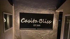 Un cartello appeso al muro con la scritta 'Casita Bliss EST 2000'.