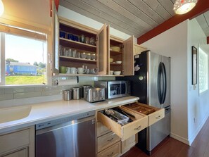 ثلاجة، ميكروويف، فرن، موقد طهي مسطح