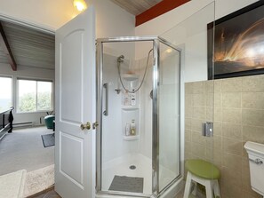 وحدات دش مع أحواض استحمام، مجففات شعر، مناشف، صابون