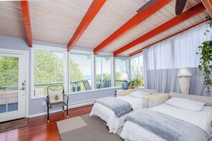 3 bedrooms, desk, iron/ironing board, travel crib