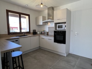 Een koelkast, een microgolfoven, een oven, een kookplaat