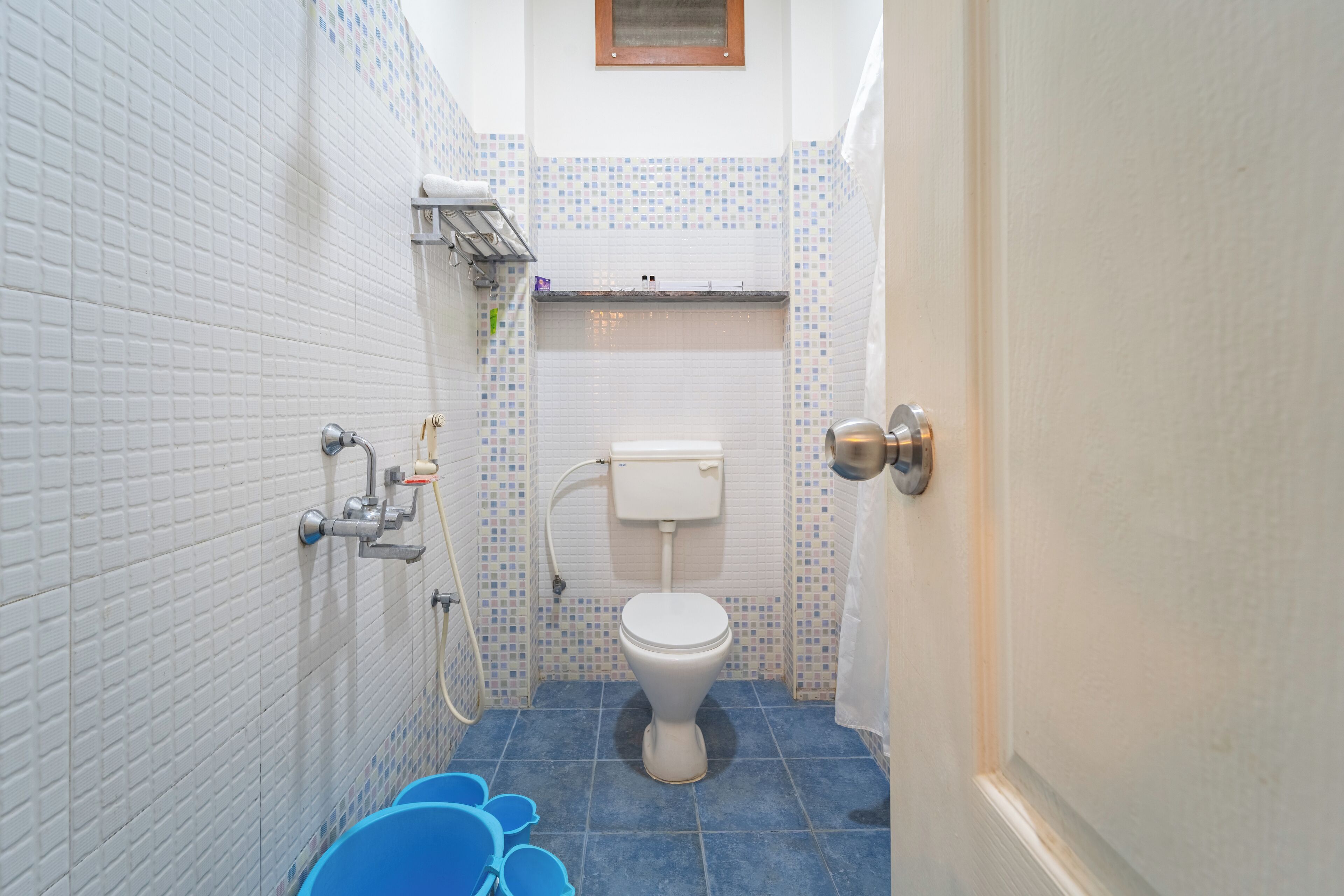 Un baño pequeño con inodoro, lavamanos y ducha.