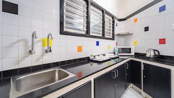 Comfort Apartment | Private kitchen | Mini-fridge, microwave, electric kettle, rice cooker