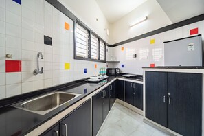 Mini réfrigérateur, micro-ondes, bouilloire électrique, cuiseur de riz