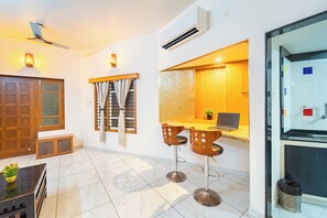 32-inch plasma TV with cable channels, TV - Roscotel Shara Inn Pondicherry (Puducherry)