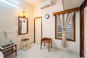 Comfort Apartment | Egyptian cotton sheets, premium bedding, memory foam beds, in-room safe - Roscotel Shara Inn Pondicherry (Puducherry)
