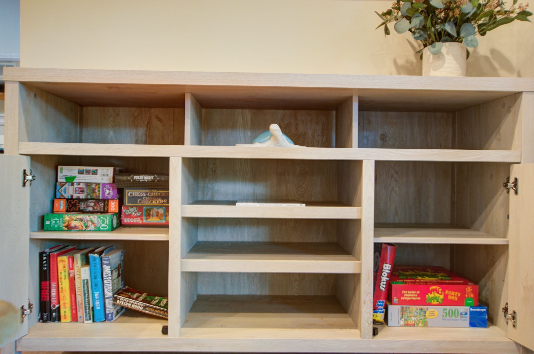 Ein Holzschrank mit mehreren Regalen.