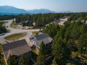 Exterior - 4 Seasons Chateau | Hot Tub | Fire Pit | Backyard (Invermere)