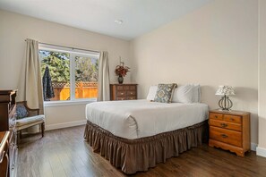 4 bedrooms, desk, iron/ironing board, free WiFi - 4 Seasons Chateau | Hot Tub | Fire Pit | Backyard (Invermere)