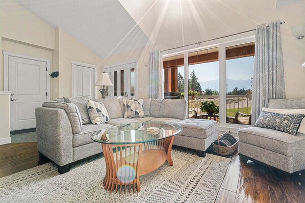 Smart TV, fireplace, DVD player, table tennis