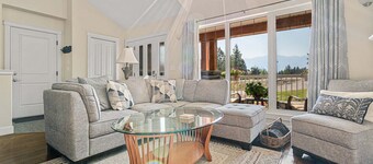 4 Seasons Chateau | Hot Tub | Fire Pit | Backyard