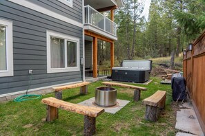 Terrace/patio - 4 Seasons Chateau | Hot Tub | Fire Pit | Backyard (Invermere)